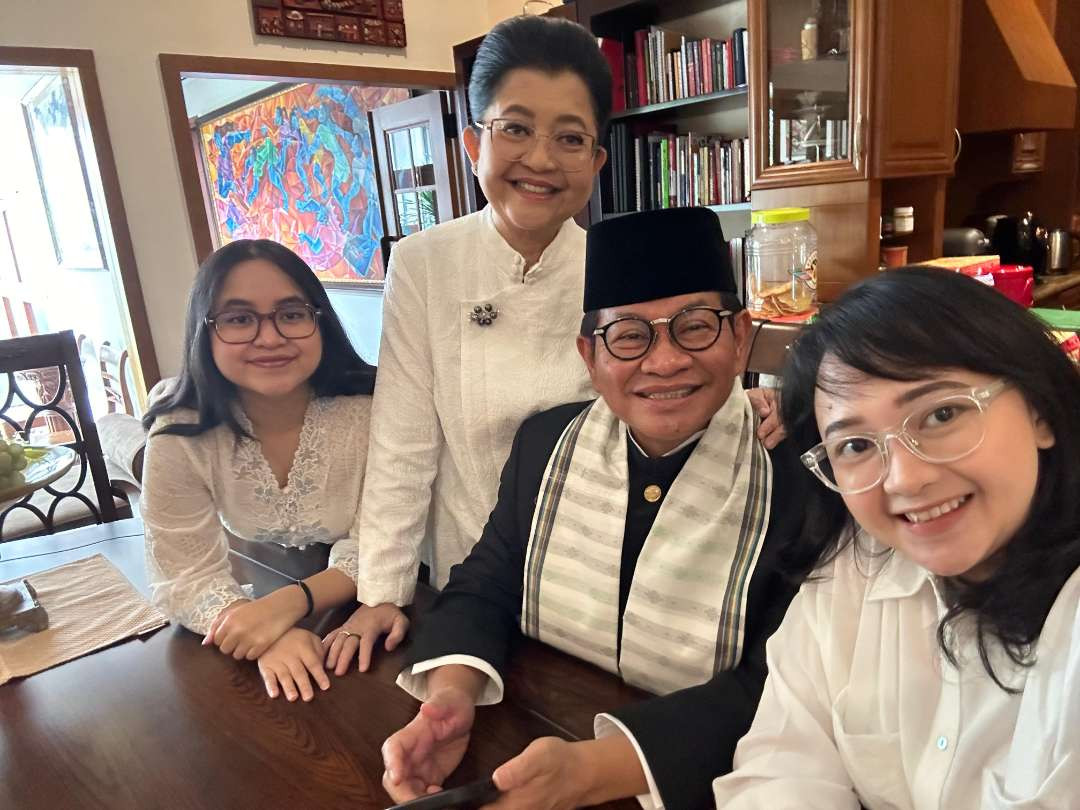 Pramono Anung Wibowo dan keluarga besar. (Foto: Istimewa)