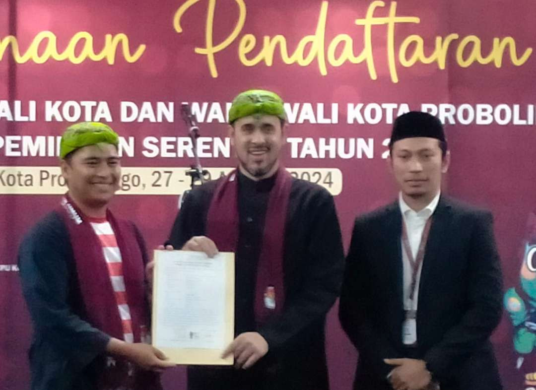 Habib Hadi Zainal Abidin dan Zainal Arifin saat mendaftar di KPU Kota Probolinggo. (Foto: Ikhsan Mahmudi/Ngopibareng.id)