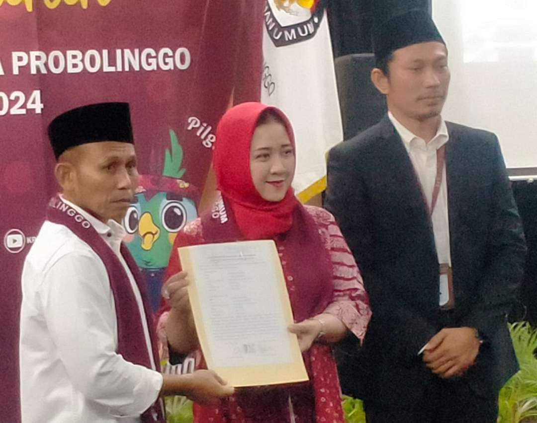 Sri Setyo Pertiwi dan Muhammad Rachman saat mendaftar di KPU Kota Probolinggo. (Foto: Ikhsan Mahmudi/Ngopibareng.id)