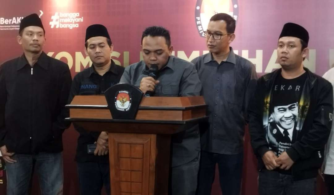 Ketua KPU Banyuwangi, Dian Purnawan didampingi empat komisioner lain memberikan keterangan setelah penutupan tahapan pendaftaran Pilkada, Kamis 29 Agustus 2024 pukul 23.59 WIB. (Foto: Muh Hujaini/Ngopibareng.id)