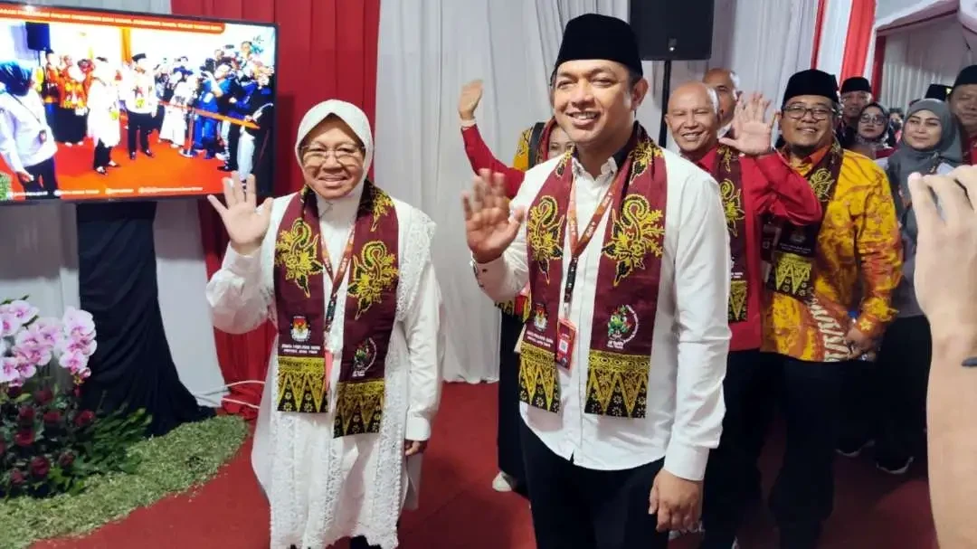 Pasangan Risma-Gus Hans saat mendaftar ke KPU Jatim, Surabaya, Kamis 29 Agustus 2024. (Foto: Fariz Yarbo/Ngopibareng.id)