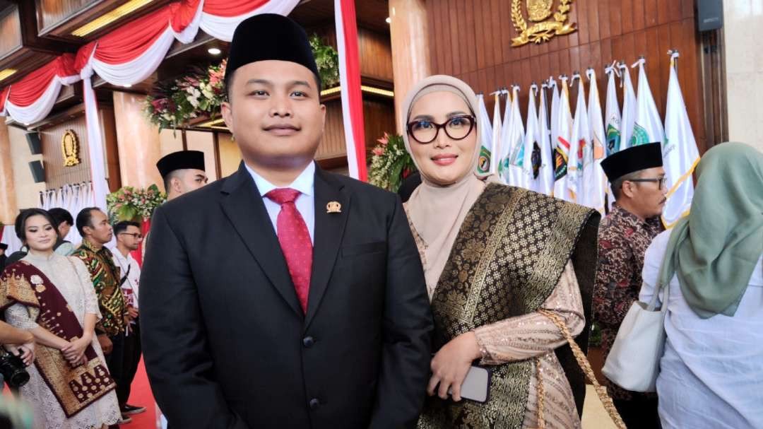 Anggota DPRD Jatim termuda, Bima Rafsanjani Rafid (kiri) bersama Ibunda Heryn Andesva usai pelantikan di Gedung DPRD Jatim, Surabaya, Sabtu 31 Agustus 2024. (Foto: Fariz Yarbo/Ngopibareng.id)