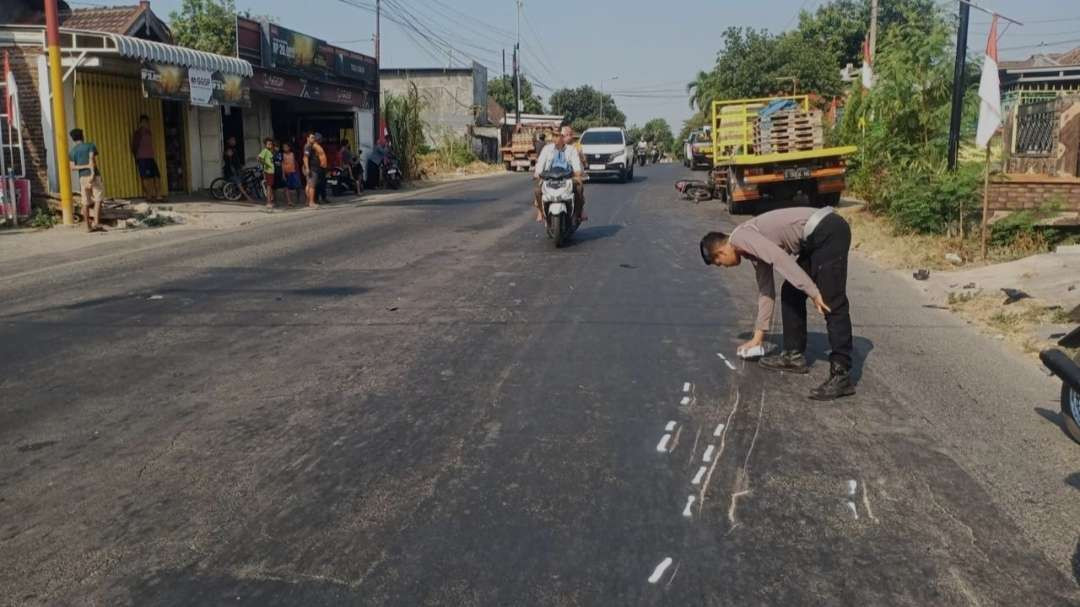 Kecelakaan yang melibatkan pemotor dengan truk diesel terjadi di Jalan Raya Desa Windurejo Kecamatan Kutorejo, Mojokerto. (Foto: Dok. Satlantas)