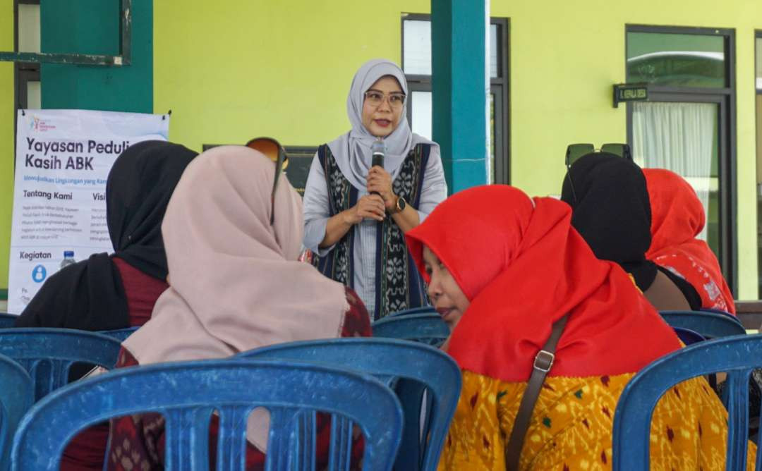 Ketua Panitia Pengabdian Masyarakat Departemen Sosiologi Unair, Tuti Budi Rahayu saat menyampaikan materi. (Foto: Aini Arifin/Ngopibareng.id)