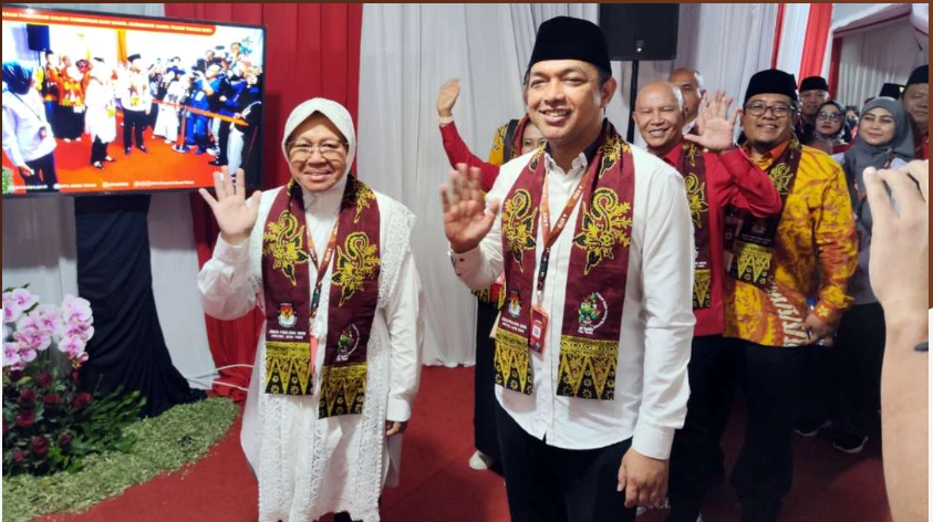 Pasangan Risma-Gus Hans saat mendaftar ke KPU Jatim, Surabaya, Kamis 29 Agustus 2024. (Foto: Fariz Yarbo/Ngopibareng.id)