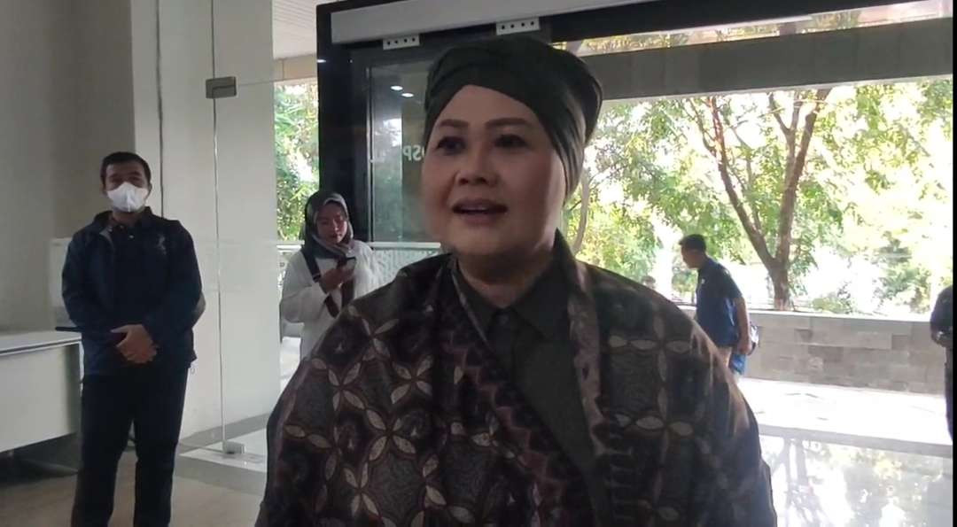 Calon Gubernur Jawa Timur (Jatim), Luluk Nur Hamidah tiba di RSUD Dr Soetomo, Surabaya, untuk tes kesehatan bagian syarat Pilkada, Sabtu 31 Agustus 2024. (Foto: Tangkapan Layar)