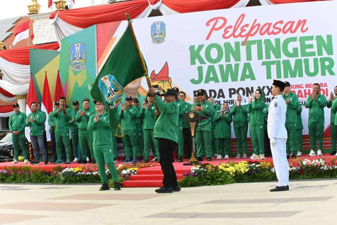 Ketua KONI Jatim, M Nabil menerima bendera pataka dari Pj Gubernur Jatim dalam pelepasan kontingen di Gedung Negara Grahadi, Surabaya, Jumat 30 Agustus 2024. (Foto: Istimewa)