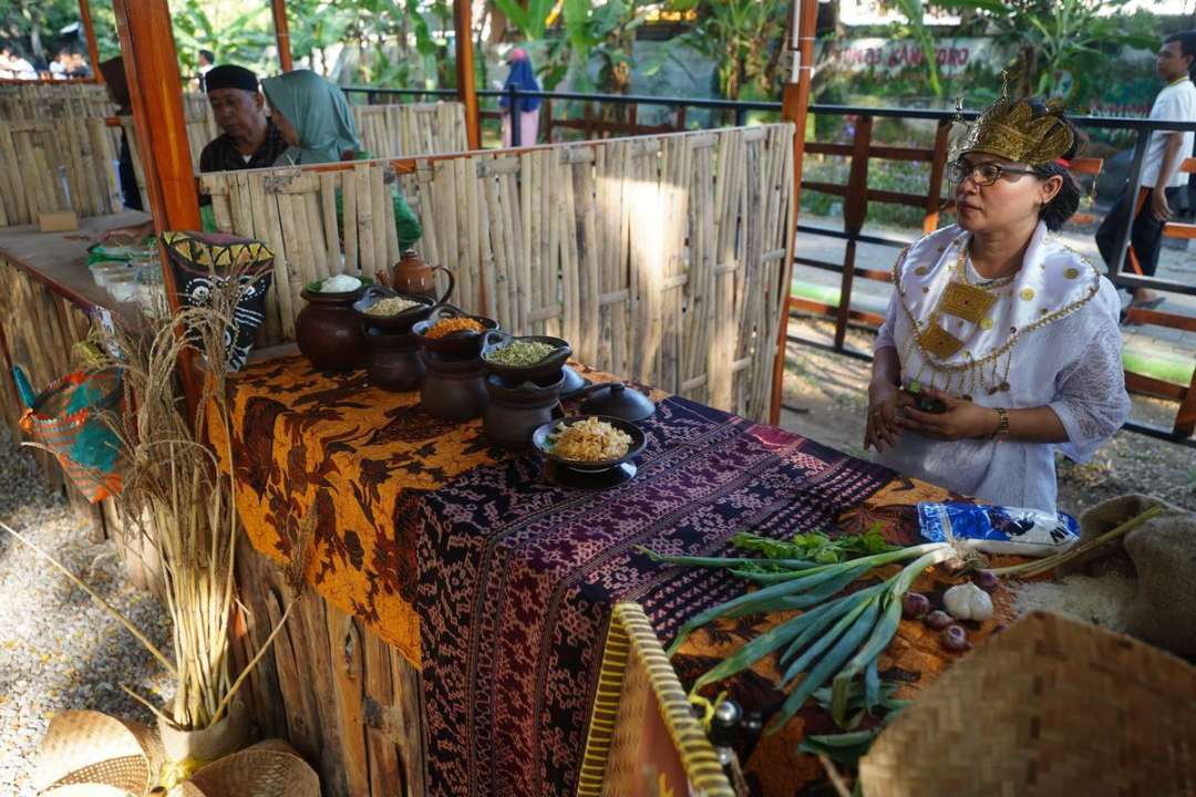 Festival Bubur Nusantara yang menyajikan sedikitnya 20 jjenis bubur dari pelbagai daerah di tanah air, digelar di Ngrowo Bening Edupark, Jumat 30 Agustus 2024. (Foto: dok/ Madiuntoday)