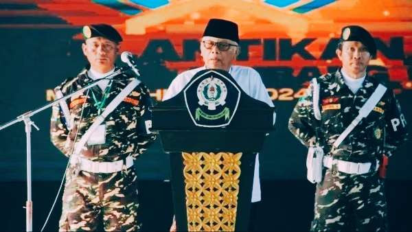 KH Anwar Iskandar saat menyampaikan sambutannya pada pelantikan PCNU Jombang di Gedung Serbaguna PCNU Jombang. (Foto: Imam for ngopibareng.id)