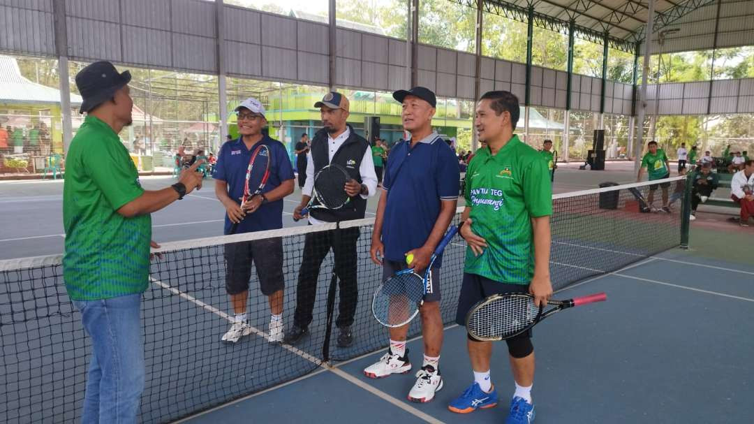 Plt Kepala Dispora  Alfin Kurniawan (tengah) bersiap melakukan pertandingan pembuka. (Foto: Muh Hujaini/Ngopibareng.id)