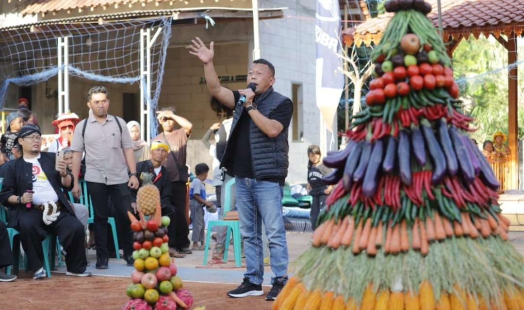 Bupati Ponorogo Sugiri Sancoko ikut mengarak tumpeng di acara HUT Kemerdekaan RI ke 79 di Desa Tugurejo, Kecamatan Slahung, Kabupaten Ponorogo pada Jumat 30 Agustus 2024. (Foto: Kominfo Ponorogo).