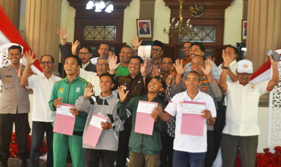 Empat atlet Bondowoso membela Jatim pada PON XXI 2024  dilepas Pj Bupati Bondowoso, Hadi Wawan Guntoro (batik coklat). (Foto: Guido Saphan/Ngopibareng.id)