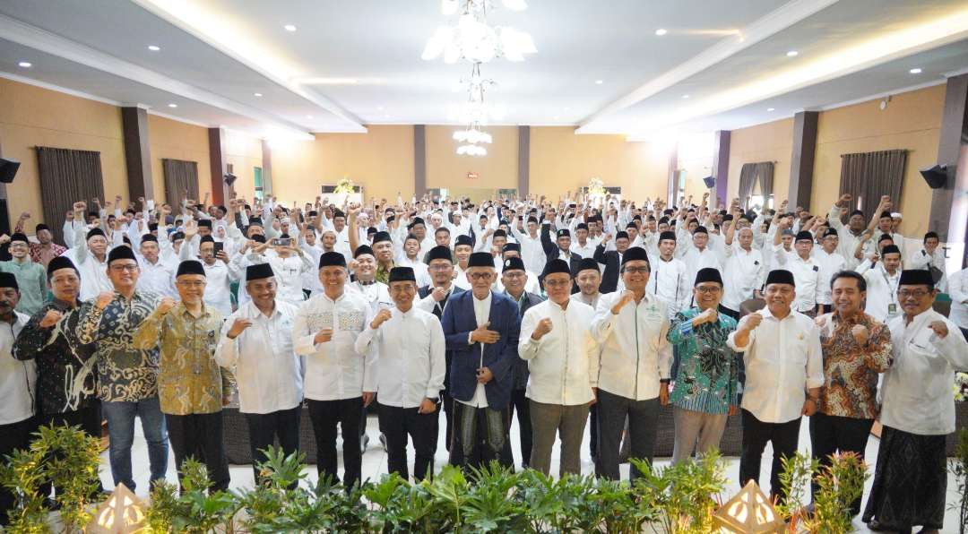 Rais 'Aam Pengurus Besar Nahdlatul Ulama (PBNU) KH Miftachul Akhyar bersama para peserta kegiatan. (Foto: ltm for ngopibareng.id)