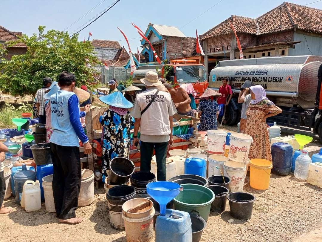 BPBD Kabupaten Lamongan melaksanakan kegiatan pengiriman air bersih kepada masyarakat yang terdampak kekeringan tahun 2024. (Foto: Istimewa)