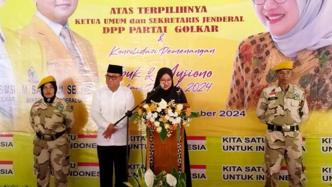 Duet Ipuk-Mujiono menyampaikan orasi politik dihadapan partai pendukung dan kader partai golkar (foto : Muh Hujaini/Ngopibareng.id)