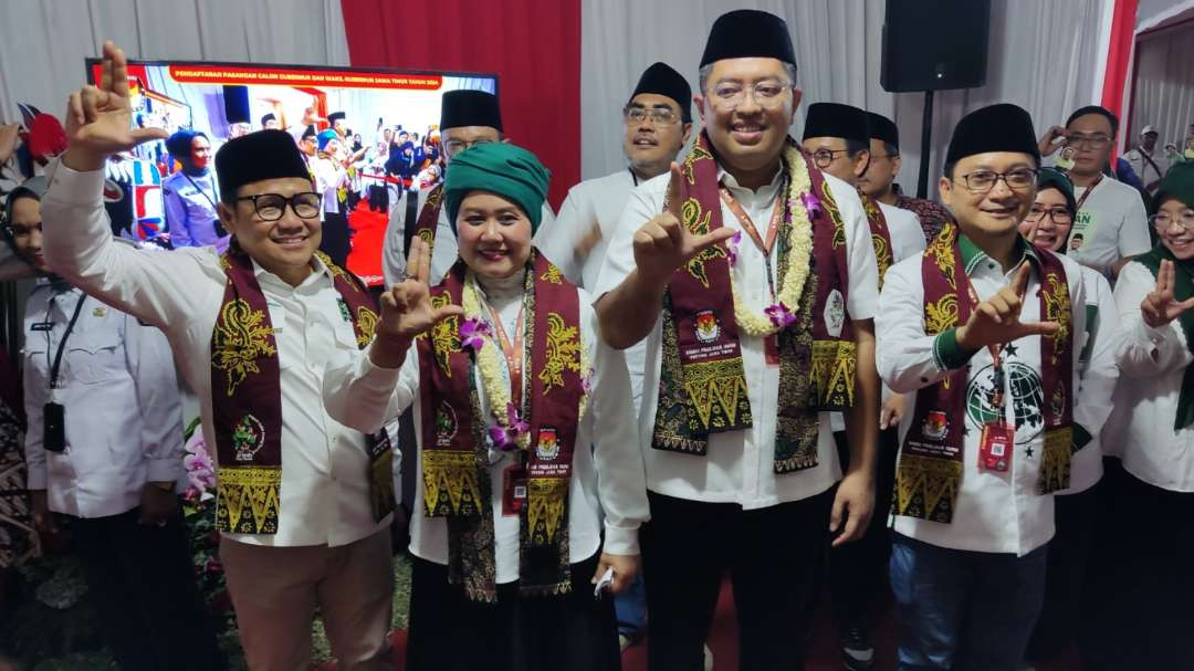 Pasangan Luluk Nur Hamidah-Lukmanul Khakim saat mendaftar di KPU Jatim, Surabaya. (Foto: Fariz Yarbo/Ngopibareng.id)