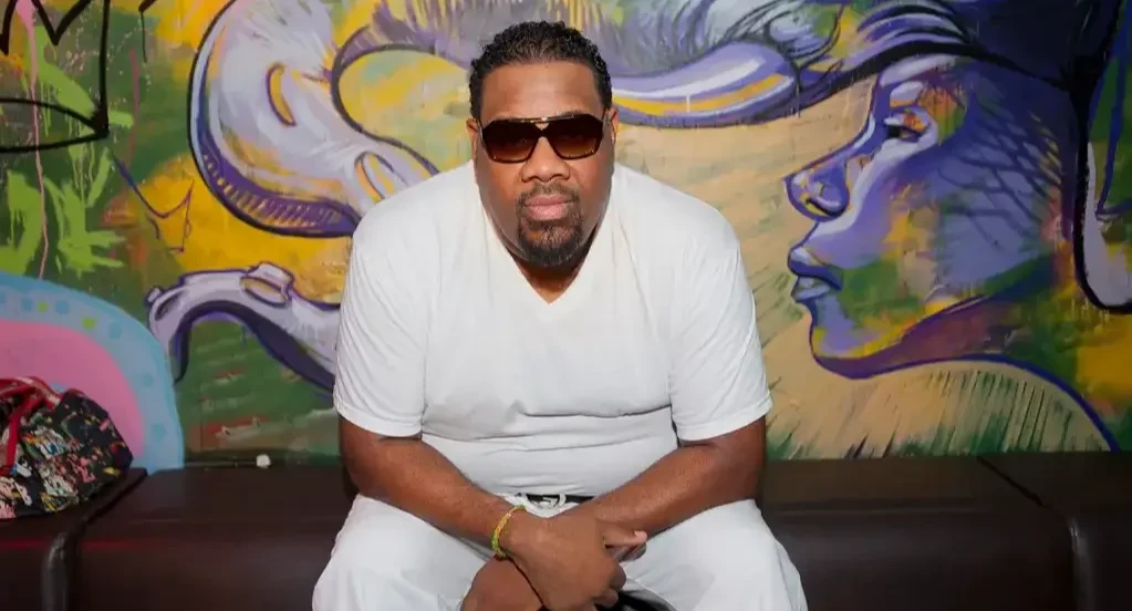 Fatman Scoop meninggal dunia setelah pingsan saat konser di Connecticut pada Jumat, 30 Agustus 2024 malam. Ia berusia 53 tahun.