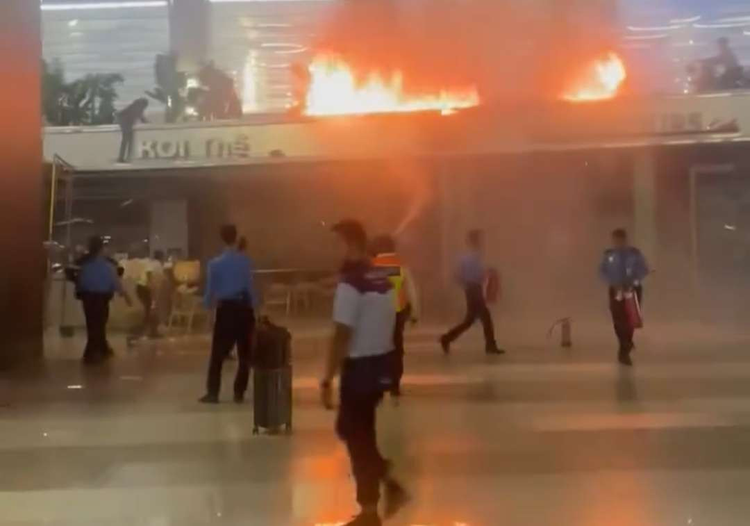 Kebakaran di salah satu tenant makanan di area keberangkatan Terminal 3 Bandara Internasional Soekarno-Hatta (Soetta), Tangerang, Banten, Minggu 1 September 2024. (Foto: Istimewa)