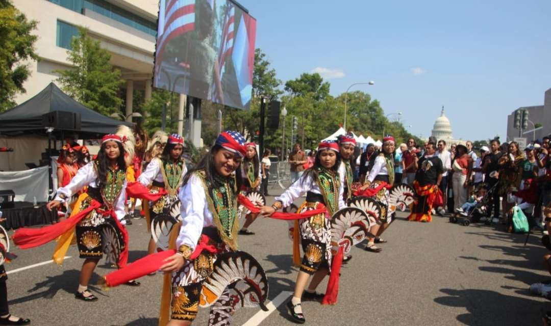 Grup Reog Singolodoyo bermarkas di Amerika Serikat berkolaborasi dengan seniman asli Ponorogo tampil memukau di WOW Indonesia Festival 2024 di Pennsylvania Ave NW, 3rd-7th Street, Washington DC, Minggu 25 Agustus 2024. (Foto: dok. Kominfo)