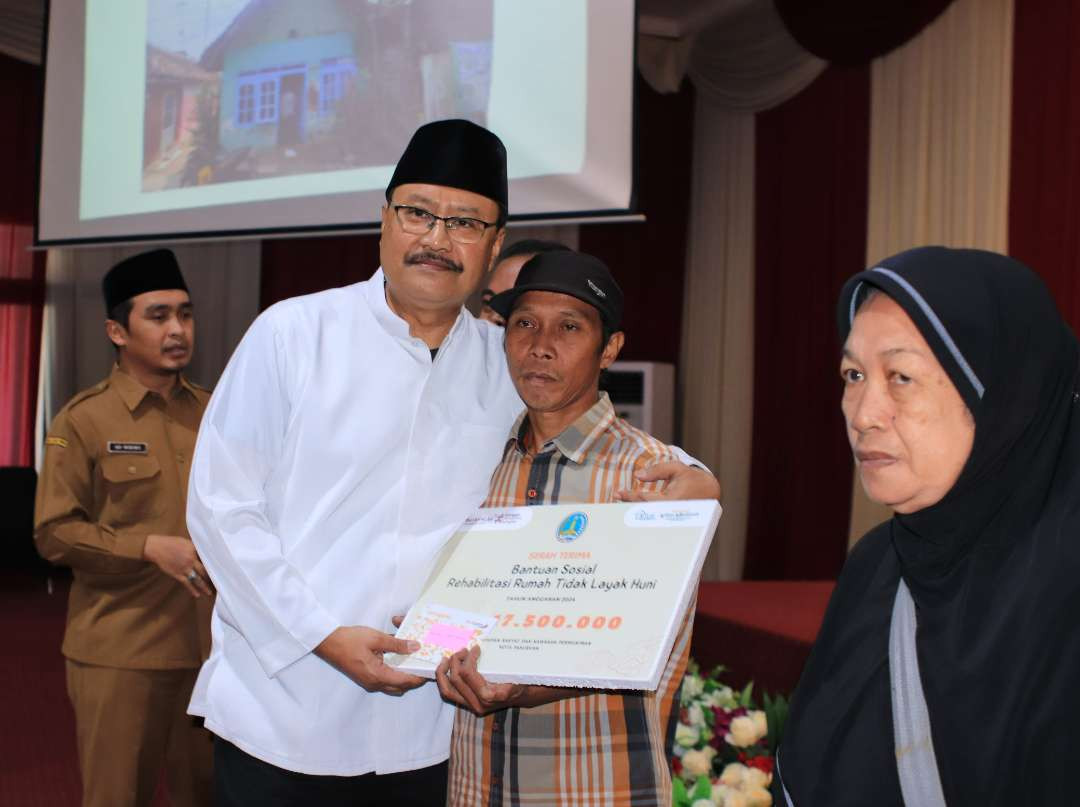 Gus Ipul harap bantuan RTLH bisa meningkatkan kenyamanan bagi masyarakat. (Foto: Humas Pemkot Pasuruan)