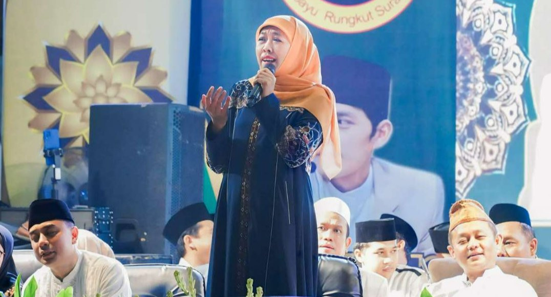 Di hadapan ribuan jamaah Maulid Nabi, Gus Iqdam sebut Khofifah teladan pemimpin yang Tawaduk dan Andap Asor. (Foto: Dok. Khofifah)