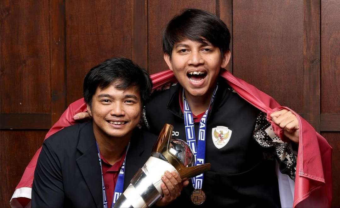 Tim Indonesia, Ichsan Rahmat Taufiq sebagai manajer dan Budi Muhamad Manar Hidayat, juara FIFAe World Cup 2024 Football Managers. (Foto: Instagram FIFAe)