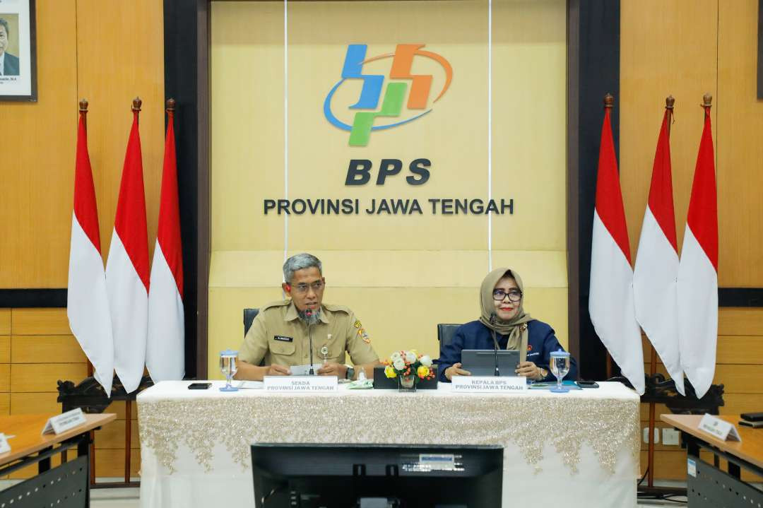 Sekretaris Daerah Provinsi Jateng, Sumarno dan Kepala BPS Jateng, Endang Tri Wahyuningsih. (Foto: Dok Pemprov Jateng)