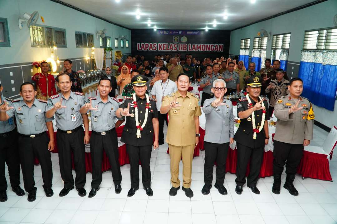 Bupati Lamongan Yuhronur Efendi foto bersama Kalapas Lamongan lama, Mahrus dan penggantinya Heri Sulistiyo dan anggota Forkompimda. (Foto: Istimewa)