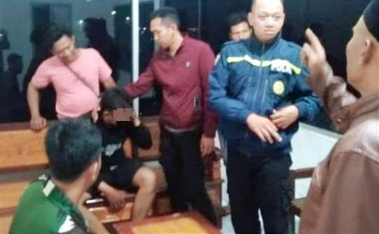 Pemuda berinisial FK, 24 tahun diamankan Polsek Bungatan Situbondo, setelah babak belur dihajar warga akibat kepergok mencuri tabung LPG. (Foto: Polsek Bungatan Situbondo)