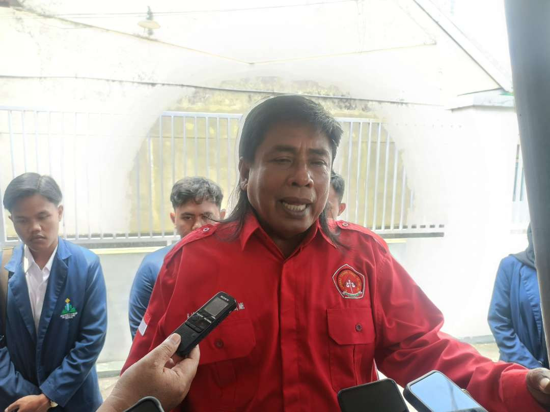 Achmad Chairul Farid mempertanyakan keabsahan dokumen pemunduran diri Gus Fawait yang dilampirkan saat mendaftar ke KPU Jember (Foto: Rusdi/Ngopibareng.id)