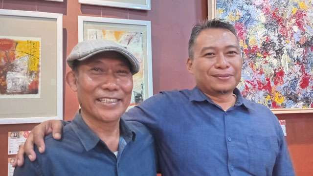 Yoyok Wibowo (kiri) dan H.Nur Cholis, keduanya sedang berpameran di Galeri Merah Putih, Komplek Balai Pemuda Surabaya. (Foto:Ngopibareng.Id/m. anis)