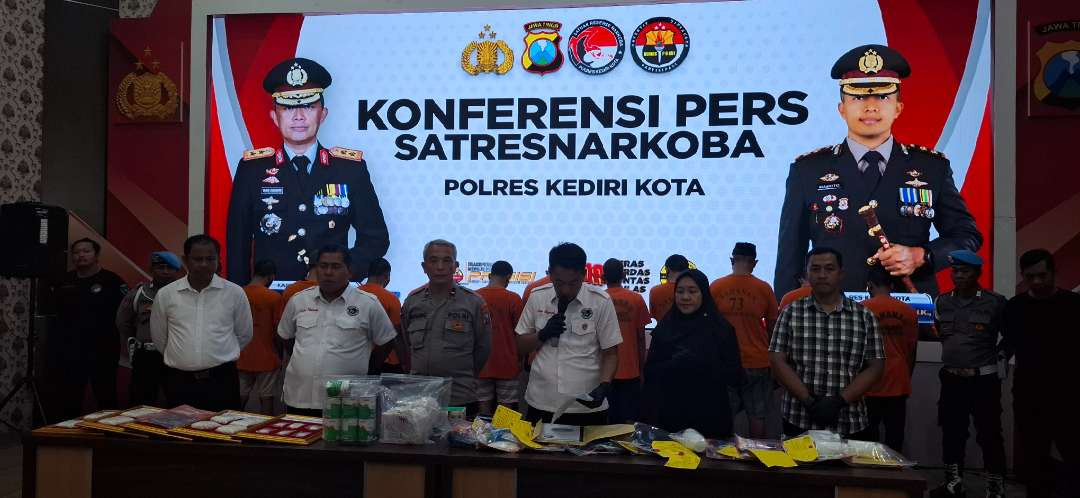 Polres Kediri Kota tetapkan 12 tersangka dari 10 kasus peredaran narkoba dan miras. (Foto: Fendi Lesmana/Ngopibareng.id)