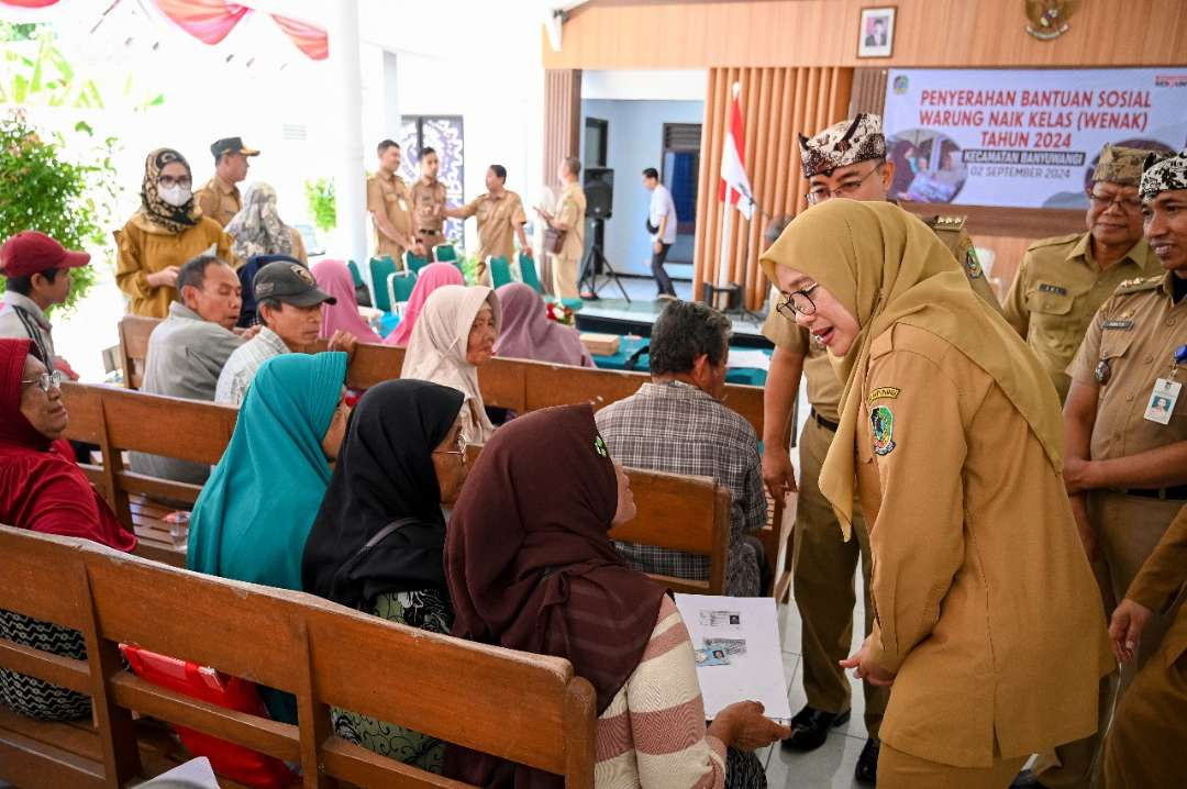 Bupati Banyuwangi, Ipuk Fiestiandani menyapa salah satu penerima bantuan program Wenak. (Foto: Istimewa)