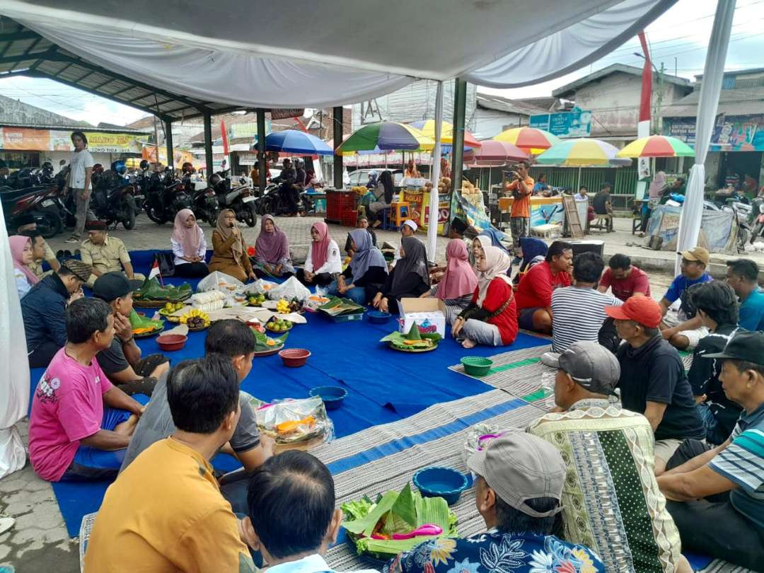 Tasyakuran digelar pedagang Pasar Rogojampi untuk mendoakan kelancaran revitalisasi. (Foto: Istimewa)