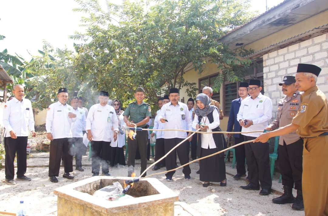 Proses pemusnahan buku nikah yang sudah tidak terpakai di KUA Kecamatan Jenu, Tuban (Khoirul Huda/Ngopibareng.id)