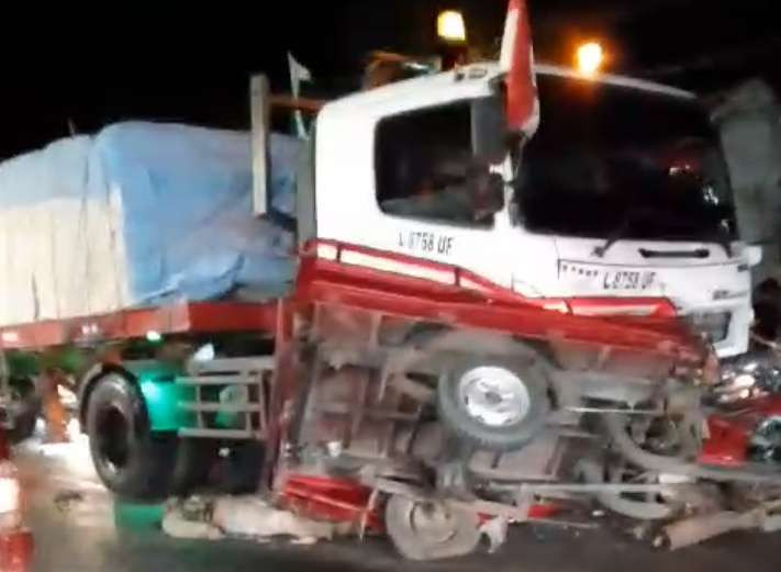 Motor roda tiga disasak dua truk di jalur Pantura Gending, Kabupaten Probolinggo. (Foto: Ikhsan Mahmudi/Ngopibareng.id)