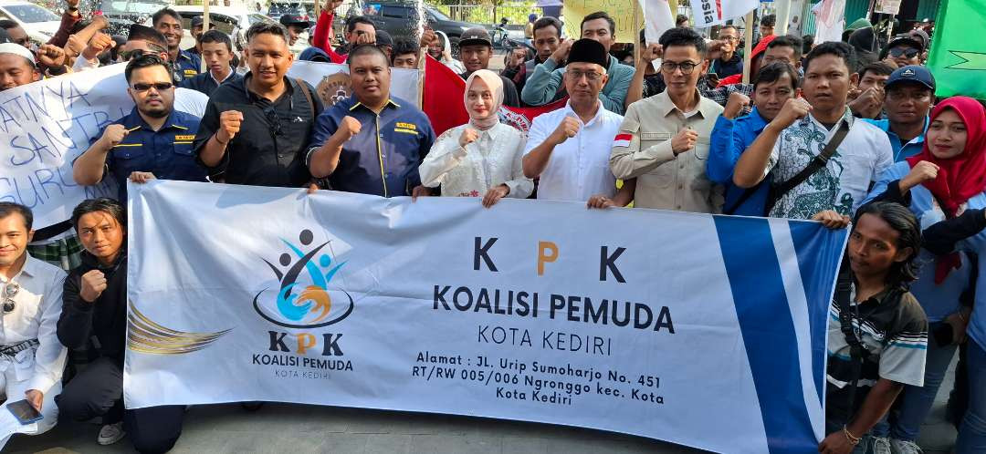 Sejumlah pemuda yang tergabung dalam KPK menggelar deklarasi dukungan terhadap bakal calon Vinanda Prameswati-Gus Qowimudin Thoha. (Foto: Fendi Lesmana/Ngopibareng.id)