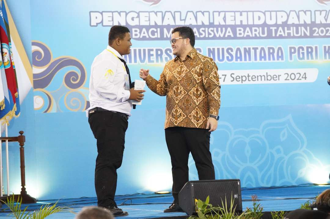 Salah satu momen menarik terjadi saat pembukaan pengenalan mahasiswa baru Universitas Nusantara PGRI Kediri (Foto: Istimewa)