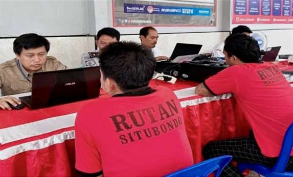 Warga binaan Rutan Situbondo melakukan perekaman e-KTP agar hak pilih bida tersalurkan pada Pilkada Serentak 2024. (Foto: Humas Rutan Situbondo)