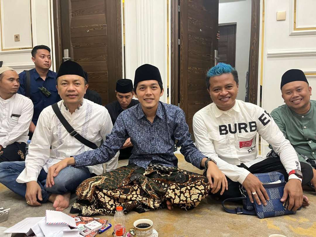 Rahmat Santoso, mantan Wakil Bupati Blitar setelah mengikuti rutinan malam Selasa Gus Iqdam di Markas Sabilu Taubah mengatakan akan memenangkan pasangan Rijanto-Beky. (Foto: Choirul Anam/Ngopibareng.id)