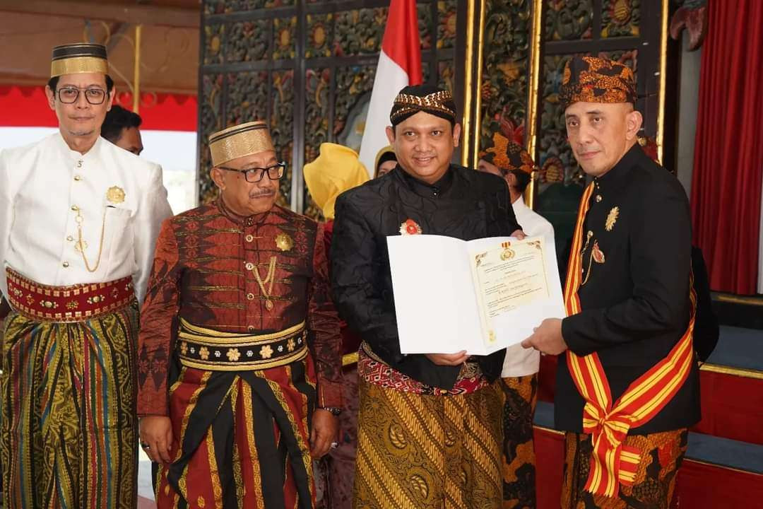 Penjabat (Pj) Bupati Bangkalan Dr. Arief M. Edie menerima anugerah gelar adat dari Kepangeranan Merdiko Raja Mangkualam Yogyakarta pada Minggu 1 September 2024. (Foto: dok. Humas Bangkalan)