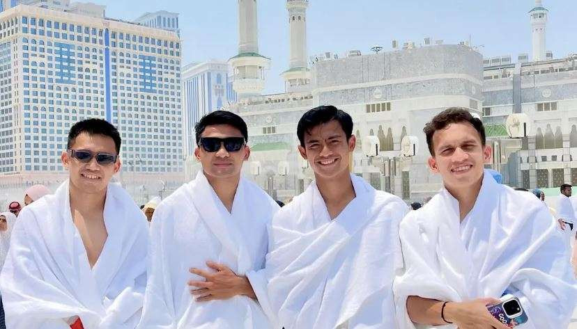 Pratama Arhan (dua dari kanan) bersama rekannya di Timnas Indonesia umrah, sebelum laga melawan Arab Saudi putaran ketiga Kualifikasi Piala Dunia 2026 zona Asia, Kamis 5 September 2024 waktu setempat. (Foto: Instagram)