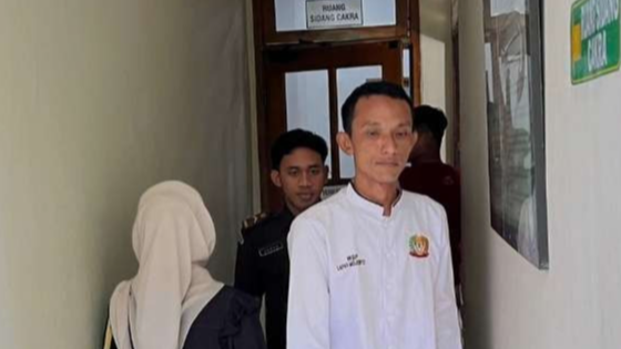 Abdul Khamim usai menjalani sidang vonis di PN Mojokerto.(Foto: Deni Lukmantara/Ngopibareng.id)