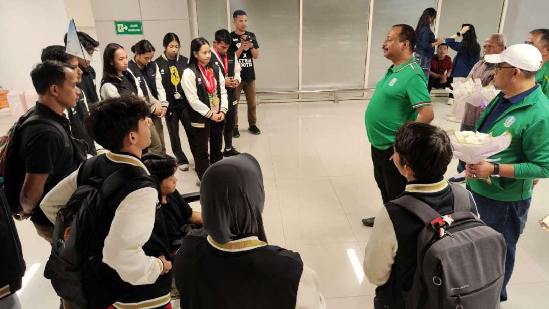 Ketua KONI Jatim, M Nabil (kanan) saat menyambut kepulangan atlet senam artistik di Bandara Juanda, Sidoarjo, Senin 2 September 2024 malam. (Foto: Fariz Yarbo/Ngopibareng.id)