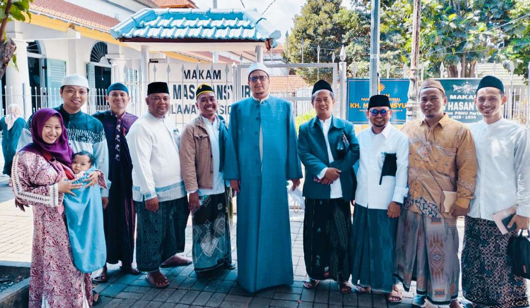 Syeikh Hisyam Kamil dari Mesir bersama Ust. Fathul Qodir dari PCNU Surabaya ziarah ke  Makam Sunan Ampel dan Mbah Hasan Gipo. Sebelum ceramah di PCNU Kota Surabaya. (Foto: Fathul qodir for ngopibareng.id)