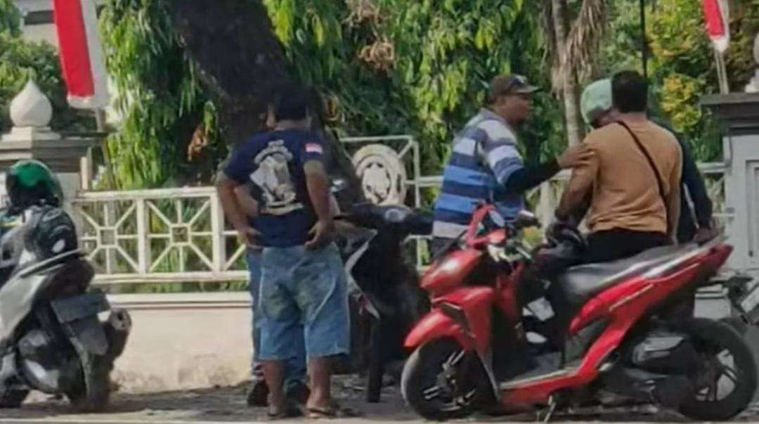 Potongan tangkapan layar video yang dibagikan oleh pemilik motor, Ahmad Abdul Aziz di Facebook.