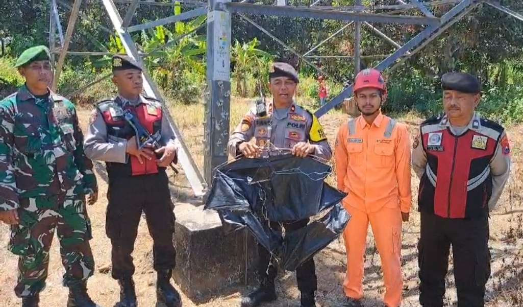 Kasat Pamobvit menunjukkan layang-layang yang sempat tersangkut di kabel listrik. (Foto: Istimewa)