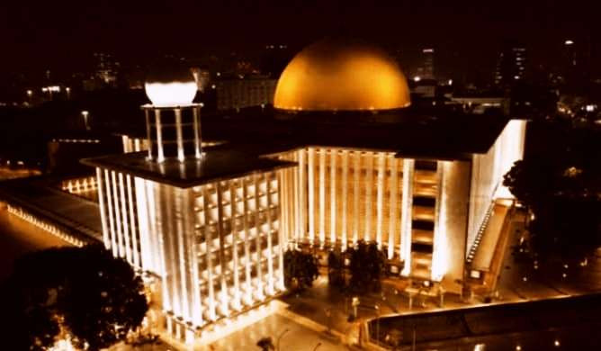 Masjid Istiqlal Jakarta, menjelang Subuh. (Ilustrasi)