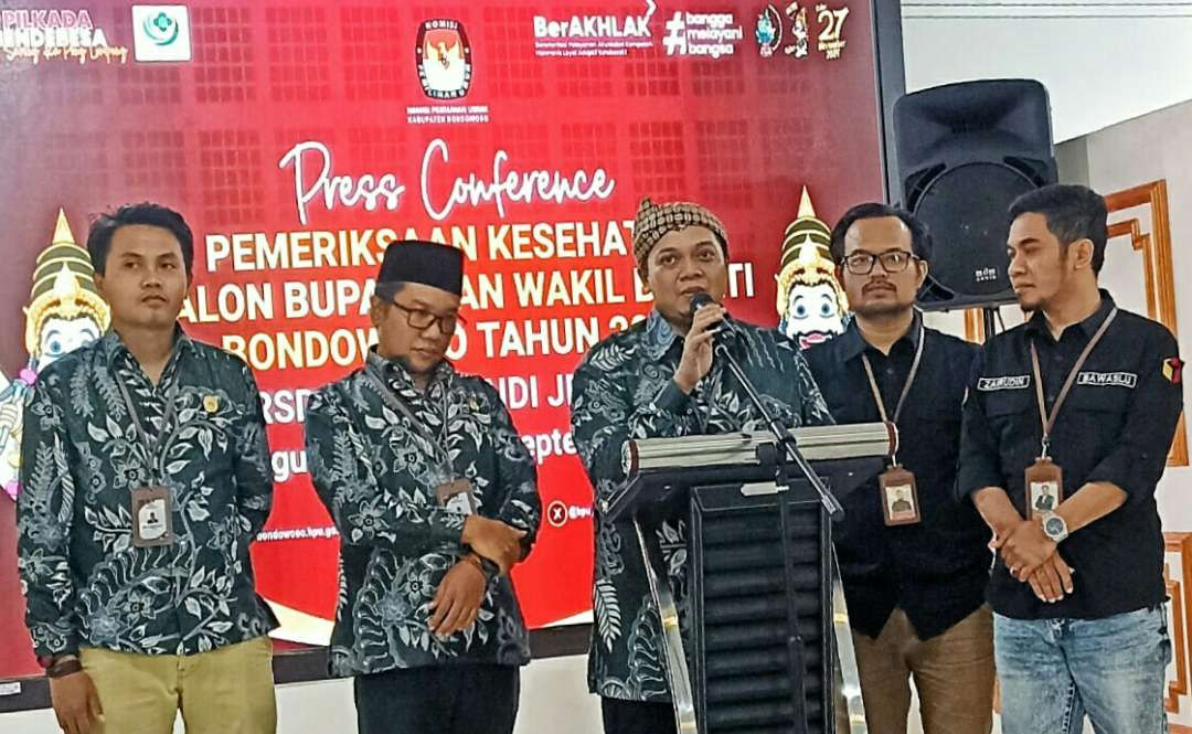 Ketua KPU Bondowoso Sudaedi didampingi komisioner KPU dan Bawaslu menjelaskan dua paslon bupati-wabup Pilkada Bondowoso 2024 lolos tes kesehatan.(Foto: Guido/Ngopibareng.id)