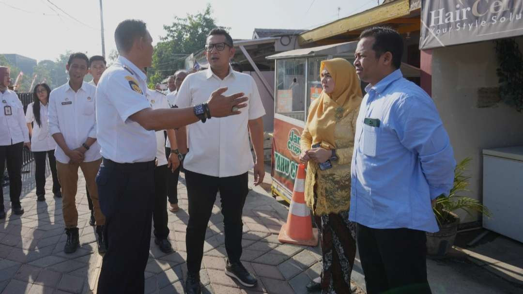 Pj Wali Kota Mojokerto sidak tenda pedagang yang ada di trotoar jalan. (Foto: Istimewa)